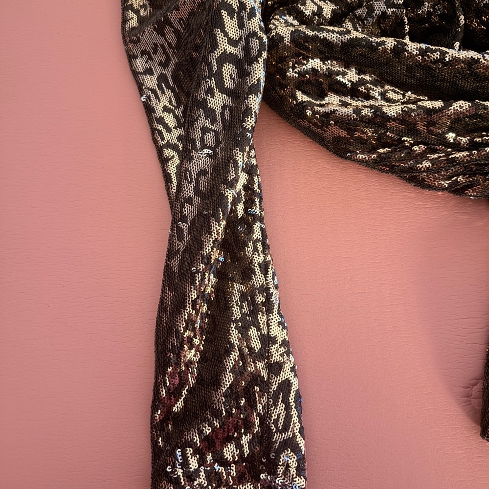 ASTR the label Selene size small leopard sequin mini wrap dress gold with sleeve - Picture 8 of 15